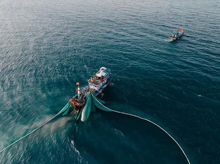 Dual-boat seine operation